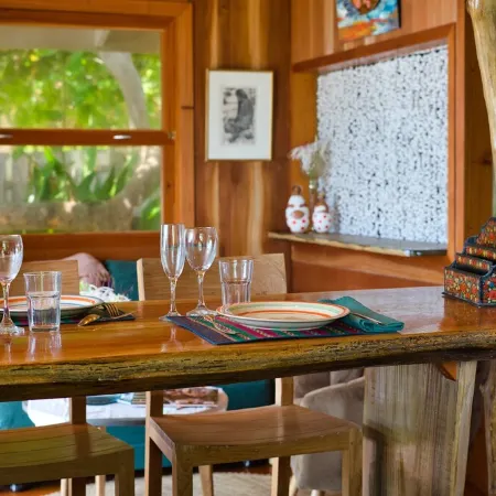 Air-conditioned bungalow by the sea in Moorea