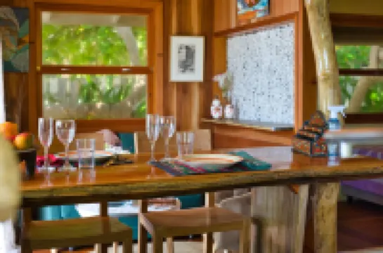 Air-conditioned bungalow by the sea in Moorea