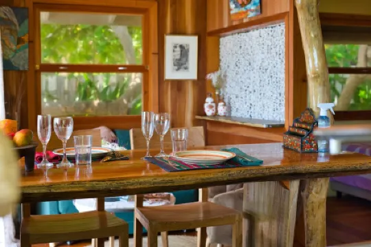 Air-conditioned bungalow by the sea in Moorea