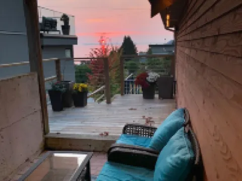 Suite with ocean view patio, three blocks to pier. โรงแรมในไวท์ร็อค