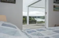 Bay View Beach House - gorgeous seaside cottage with panoramic views over Raglan Hotels in Raglan