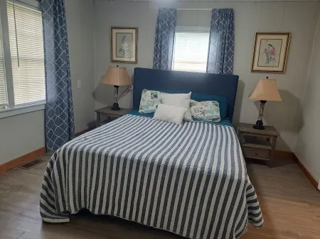 Bella Vista - Waterfront Getaway, Kayaks, fishing & Close to Topsail Beaches!