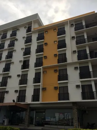 Near SM City, Homey with fast WIFI & SMART TV!