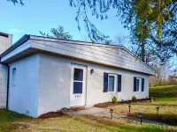 Game room, W/D, Full kitchen, Fire pit, Dog friendly, BBQ, steps to Deep Creek Hotels in McHenry