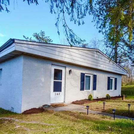 Game room, W/D, Full kitchen, Fire pit, Dog friendly, BBQ, steps to Deep Creek