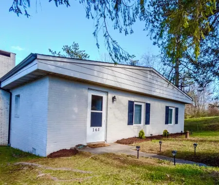 Game room, W/D, Full kitchen, Fire pit, Dog friendly, BBQ, steps to Deep Creek