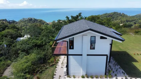 Full Ocean View Glass House. Fully Equipped Kitchen, AC, 100mb wifi, TV