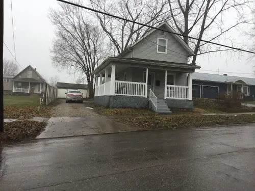 Classic, updated house with porch & backyard Hotels in Newark