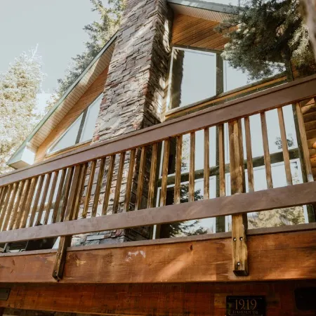 New! Modern mountain retreat. Bar, garage, luxurious backyard patio. Pristine!