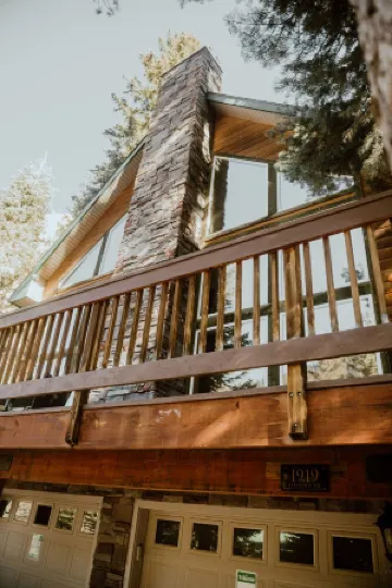 New! Modern mountain retreat. Bar, garage, luxurious backyard patio. Pristine!