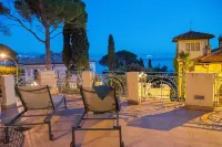 Deluxe apartment with beautiful sea-view-terrace: 50m to sea, walk to city