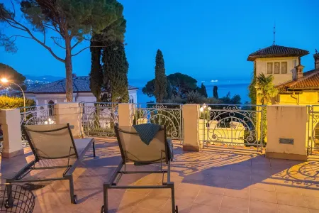 Deluxe apartment with beautiful sea-view-terrace: 50m to sea, walk to city Отели рядом с достопримечательностью «Volosko»