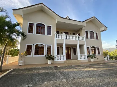 Mountain Estate &  32 miles from beach.
