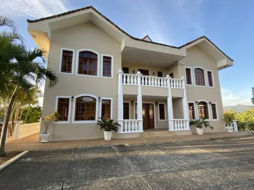 Mountain Estate &  32 miles from beach.
