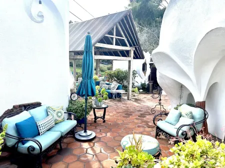 Rustic Emerald Retreat - Rave Reviews! Shown in HGTV Extreme & Unique Homes! Отели рядом с достопримечательностью «Торрей Пайнс Голф Корс»