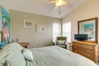 Steps to Beach, Outdoor Perks! Indian Rocks Condo - 駐車場