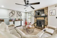 4 Mi to Airport: Atlanta Home w/ Deck & Hot Tub Hotels in Riverdale