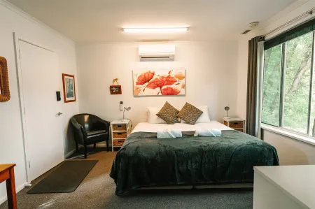 Alpine Riverside Cottages Отели рядом с достопримечательностью «Bright Riverside Adventure Playground»