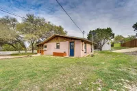 'Cabana Luna' Cabin w/ Deck, Swing & Fire Pit! -  Privatzimmer