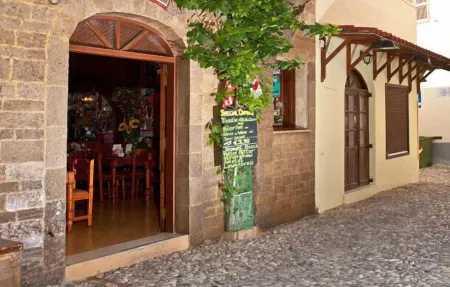 Stavros Pension Отели рядом с достопримечательностью «Anthony Quinn Bay»