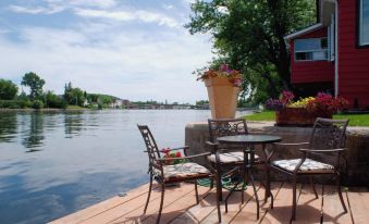 The Water's Edge Inn
