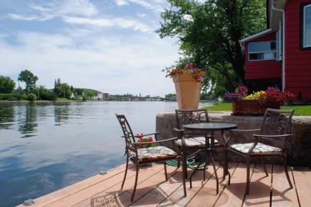 The Water's Edge Inn Отели в г. Стерлинг-Родон