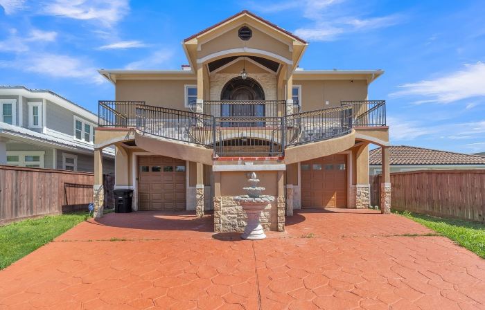 Charming 2 Story Retreat 2 Bedroom Home by RedAwning
