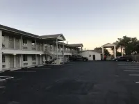 Cedar Creek Inn - parking