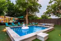 East Austin Pool and Hot Tub Retreat Near Rainey - Private Pools