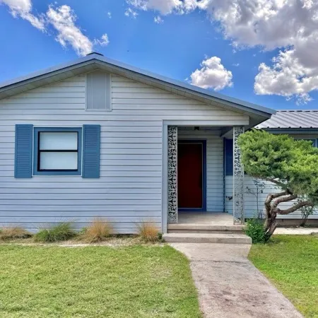 Summer House: 3-bedroom with WiFi, AC in Marfa