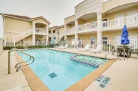 South Padre Island Condo Near Beach w/ Balcony! - parking