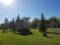 Captain's Quarters Motel - parking