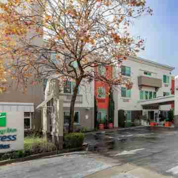Holiday Inn Express & Suites BERKELEY by IHG Hotel Exterior