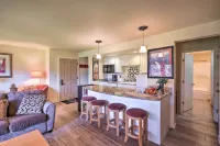 Bend Condo w/ Deck, Resort-Style Amenities & Views - Homestays