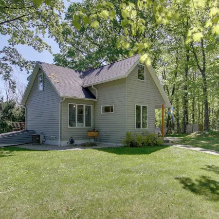 Updated Home w/ Deck: 2 Mi to Sister Bay Beach!