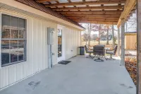 Peaceful Russell Springs Home w/ Fire Pit & Pond! Hotel a Jamestown