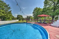 Stylish Suburban Home w/ Pool! 10 Mi to Royal Mtn - 3-Star