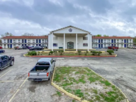 Salt Creek Lodge Hotels in Graham