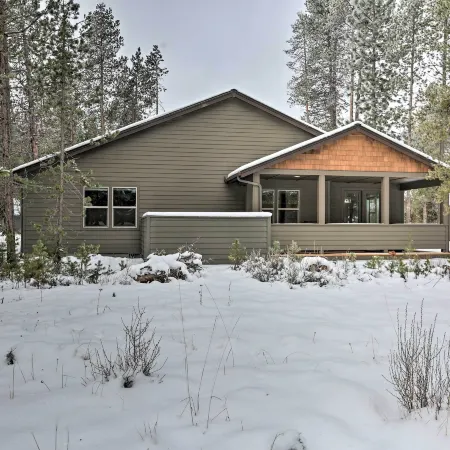 Northwest Sunriver Getaway w/ Community Amenities!