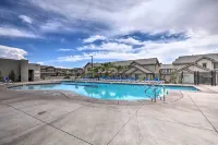 'Blue Sky Get-a-Way' Townhome w/ Patio, Grill - parking
