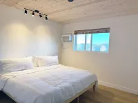 Spacious 3-bedroom/ 2 bath apartment in Topanga Hills with AC