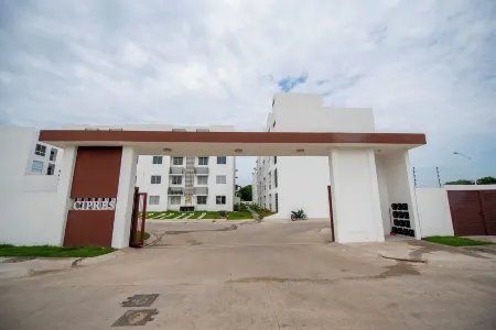 Cozy 2-Bedroom Retreat with Pool Access Отели рядом с достопримечательностью «Плайя Мирамар»