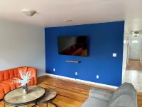 Cozy 2-bedroom apartment with WiFi, AC, large outdoor balcony Hotels in Belleville