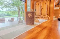 Cozy up River Cabin—Prime Spring Trout Fishing & Easy up Exploring