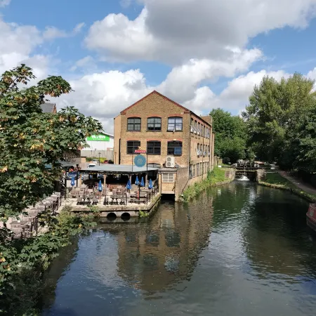 Canalside Chic – Your London Escape Starts Here!  Wifi and Airport Transfers