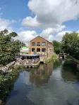 Canalside Chic – Your London Escape Starts Here!  Wifi and Airport Transfers Отели рядом с достопримечательностью «Парк Гейдбридж»