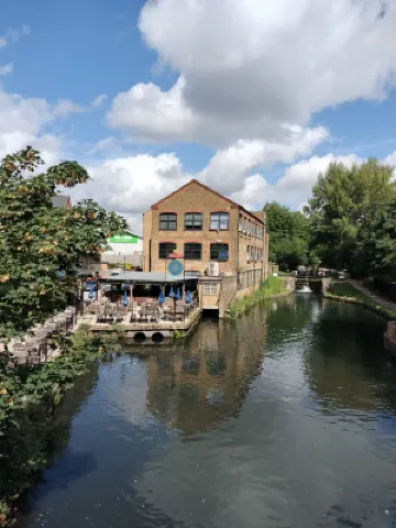 Canalside Chic – Your London Escape Starts Here!  Wifi and Airport Transfers