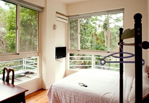 리플링 베일 온천 맨션의 넓은 욕조와 편안한 조명