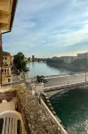 Lady Verona - Scenic