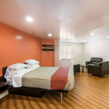 Motel 6 Monterey Park, CA Отели рядом с достопримечательностью «Монтерей Парк Рекреэйшен»